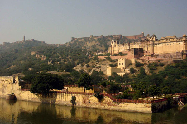 Jaipur - Amber Fort from road