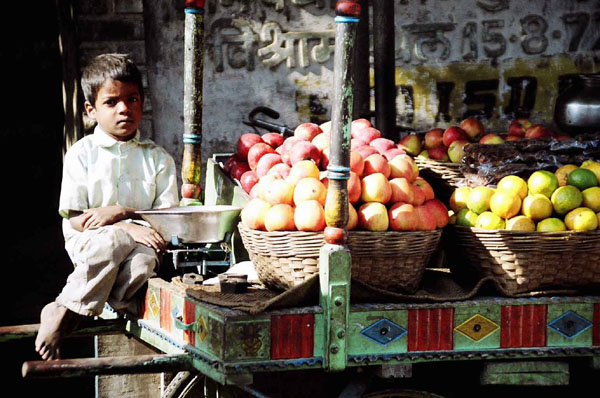 Ranakpur - fruitstand kid serious