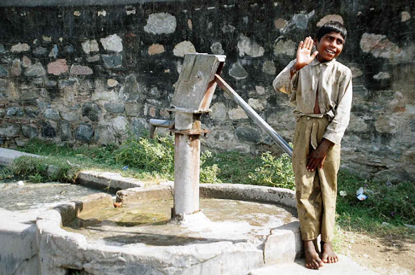 Ranakpur - water pump kid