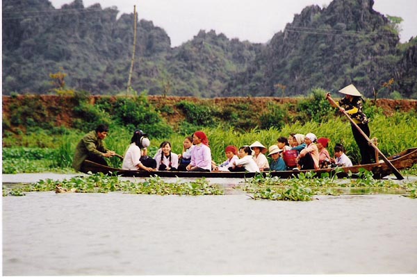 Hanoi - people in dugout